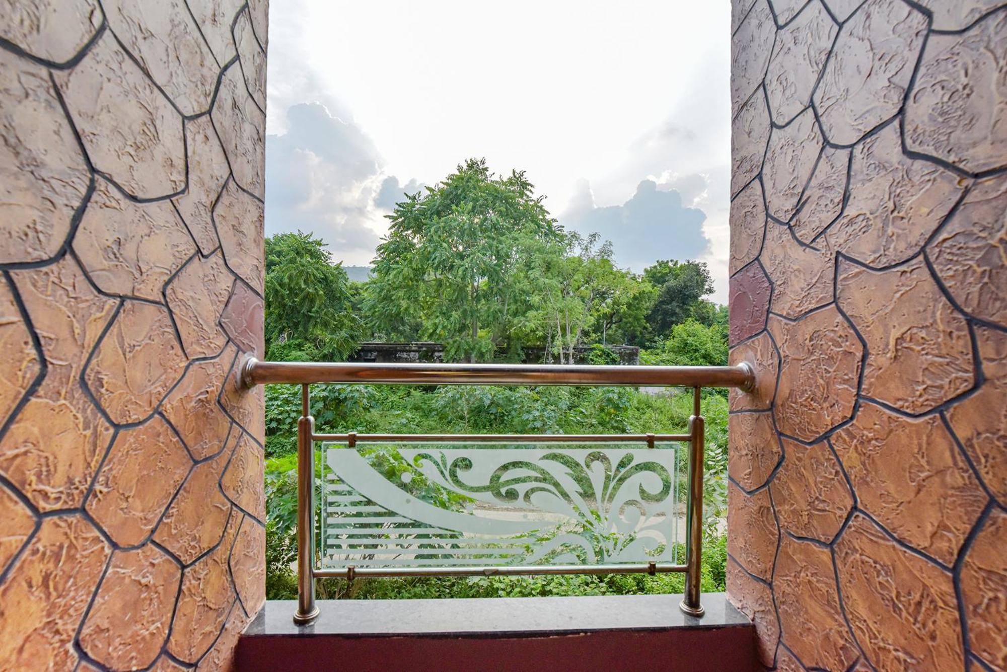 Fabhotel The Castle Inn Udaipur Bagian luar foto